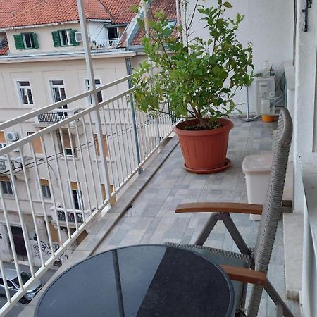 Room With Private Toilet And Balcony In City Center In Shared Apartment Split Exterior photo