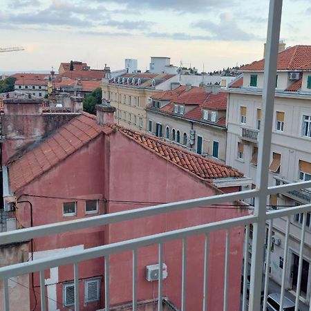 Room With Private Toilet And Balcony In City Center In Shared Apartment Split Exterior photo