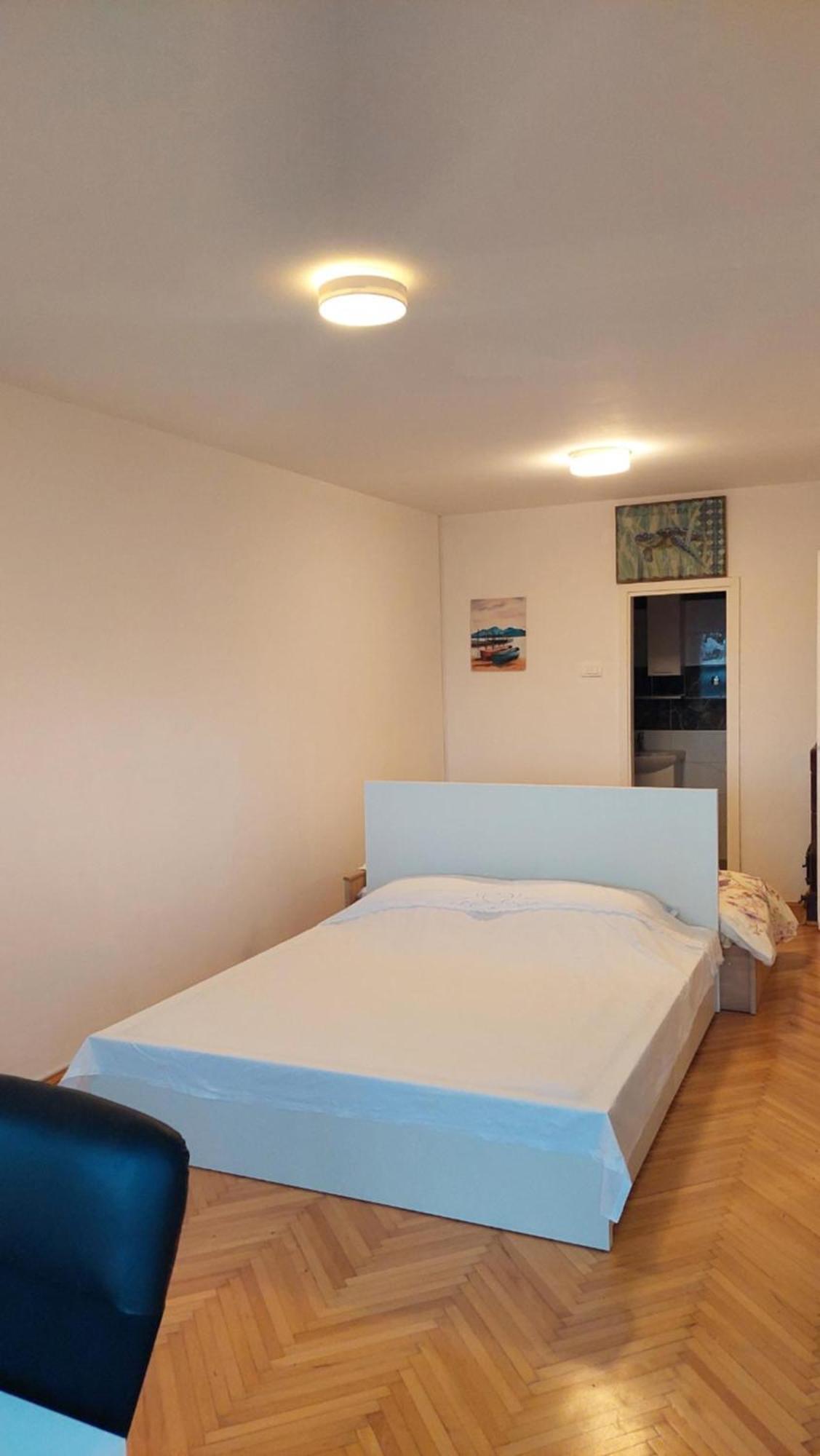 Room With Private Toilet And Balcony In City Center In Shared Apartment Split Exterior photo