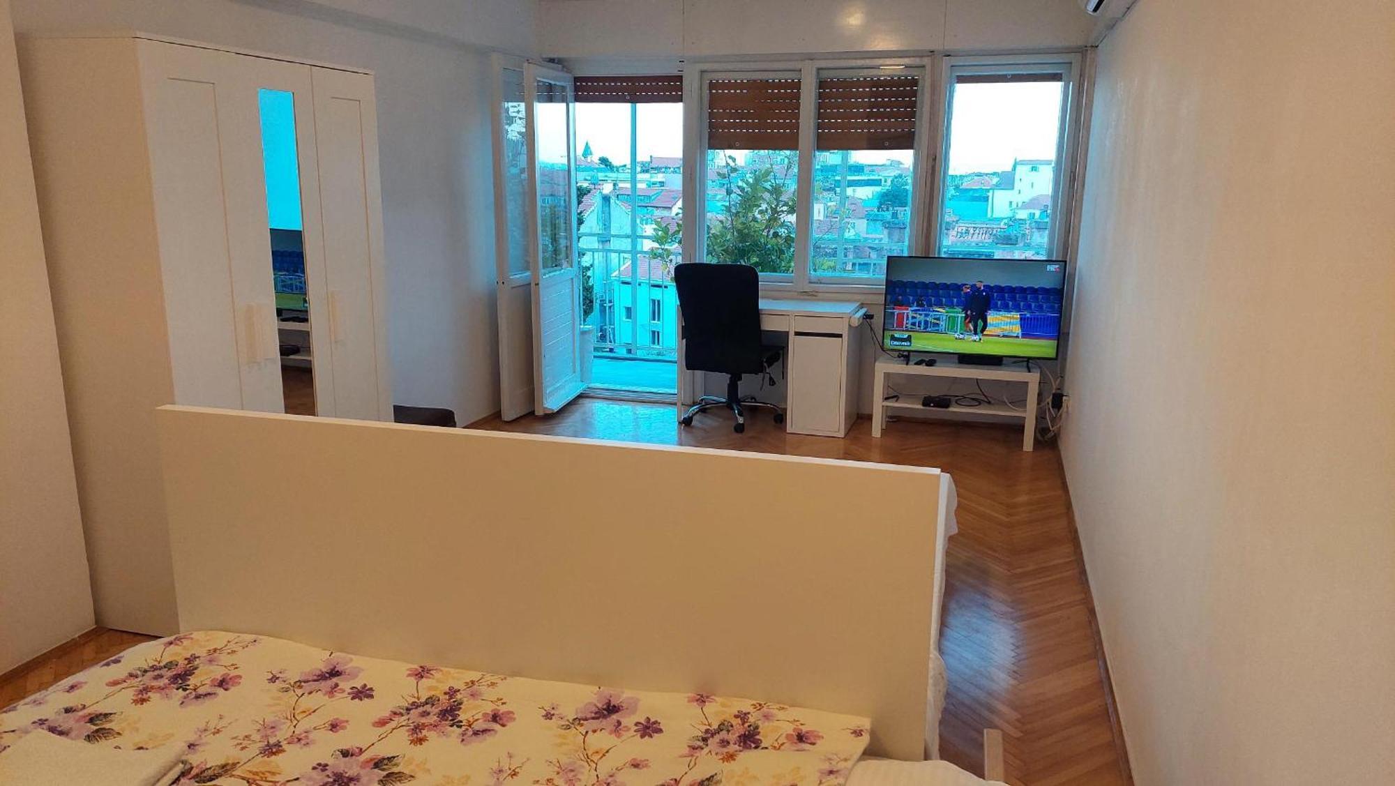 Room With Private Toilet And Balcony In City Center In Shared Apartment Split Exterior photo