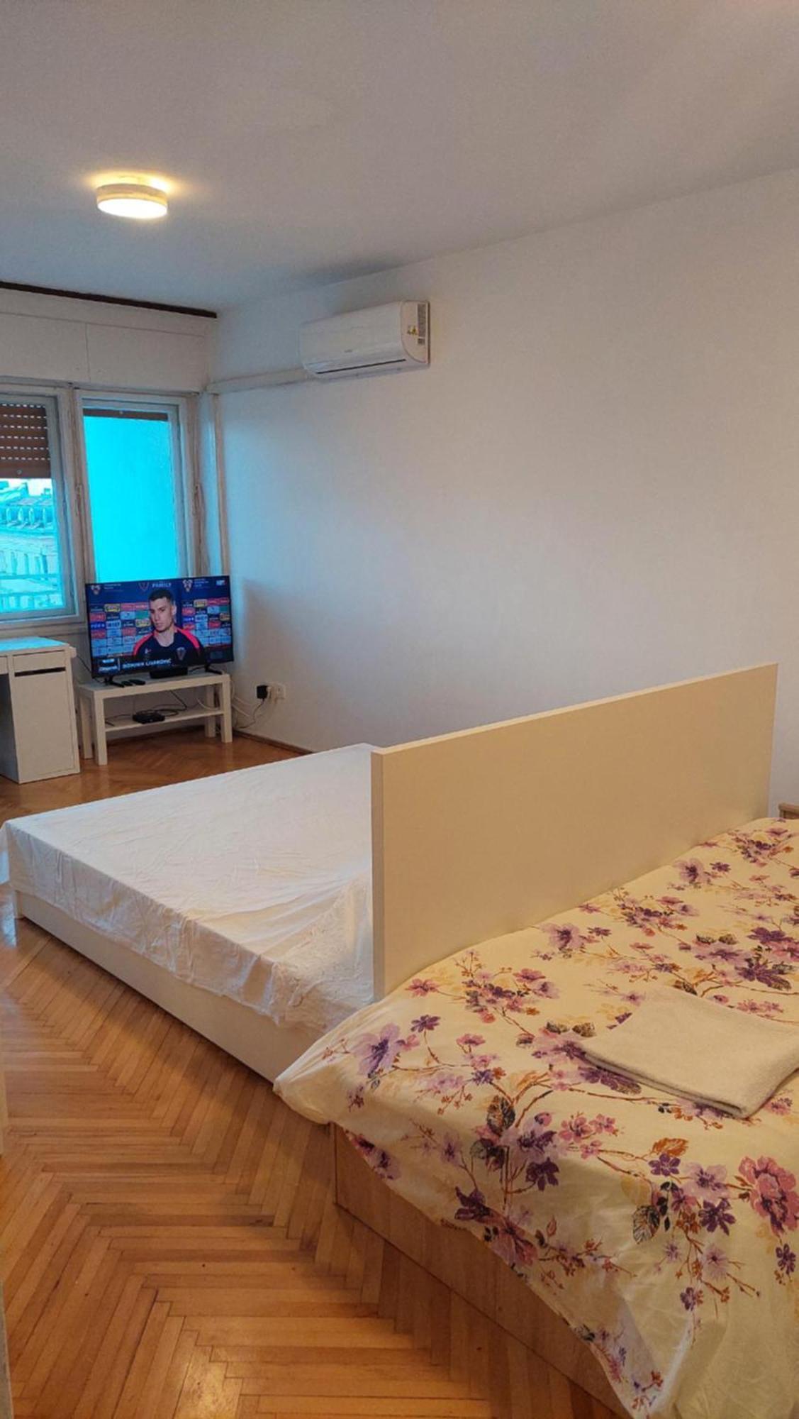 Room With Private Toilet And Balcony In City Center In Shared Apartment Split Exterior photo