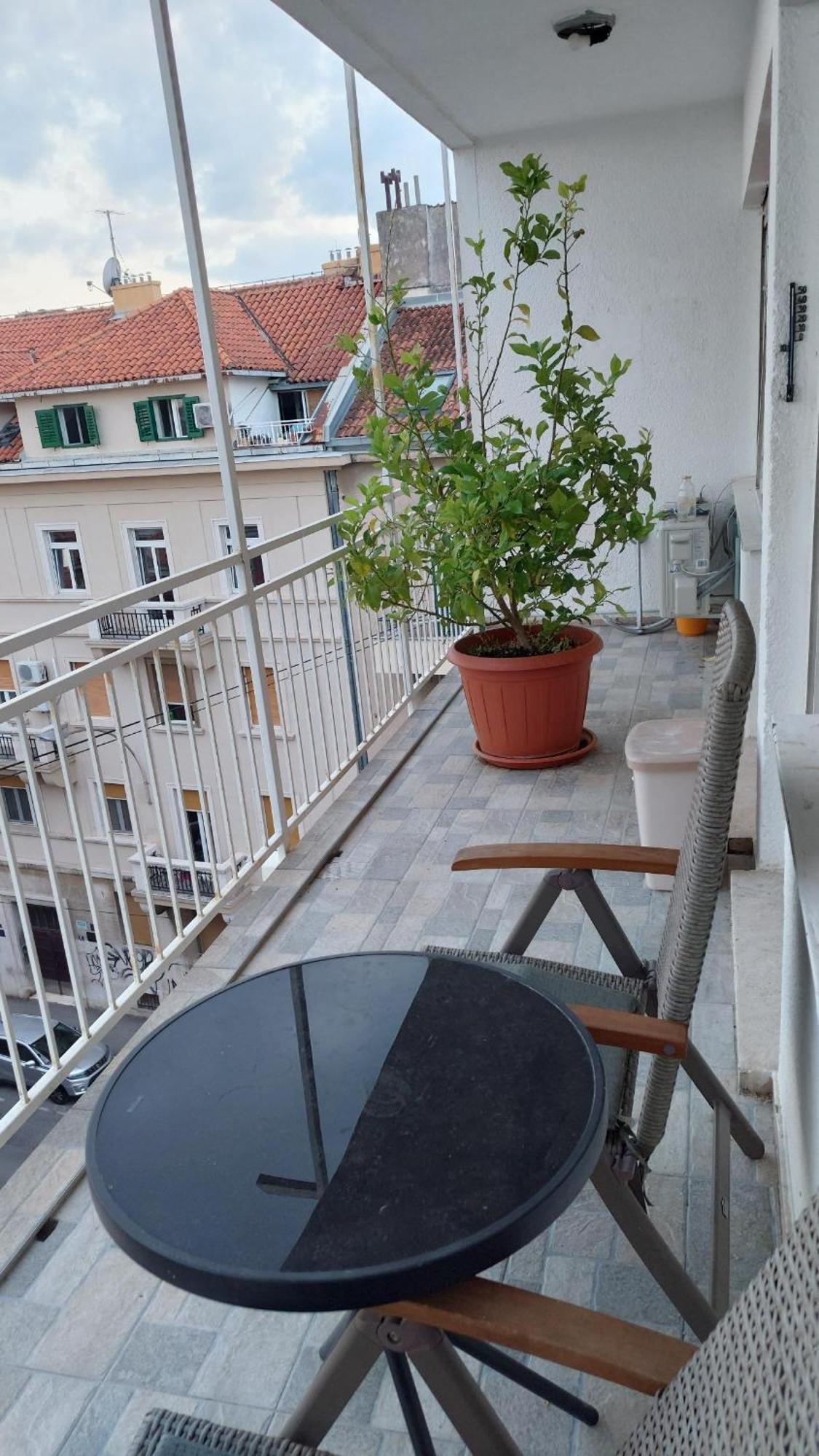 Room With Private Toilet And Balcony In City Center In Shared Apartment Split Exterior photo
